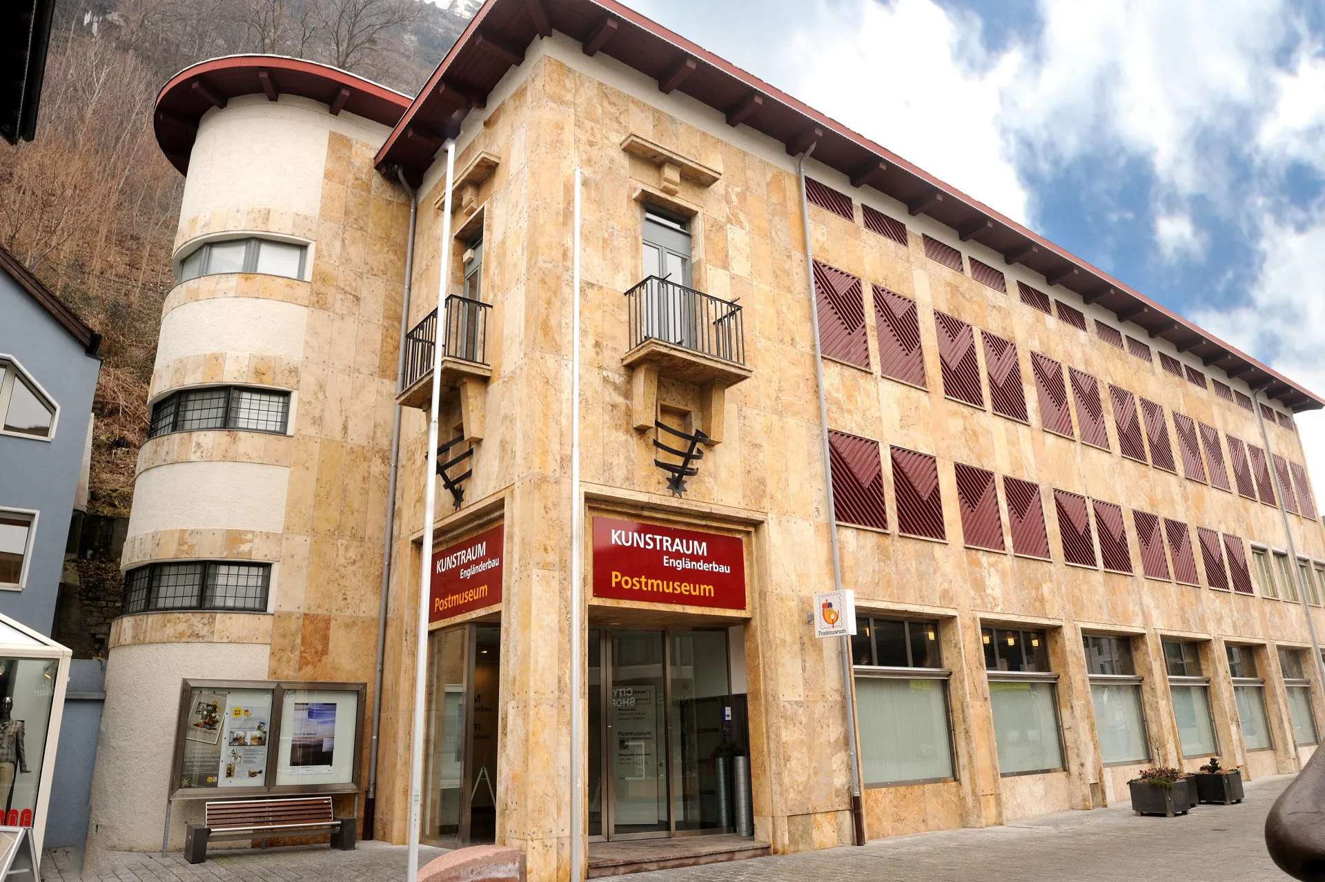 Ausstellung historischer Briefmarken im PostMuseum Liechtensteins in Vaduz