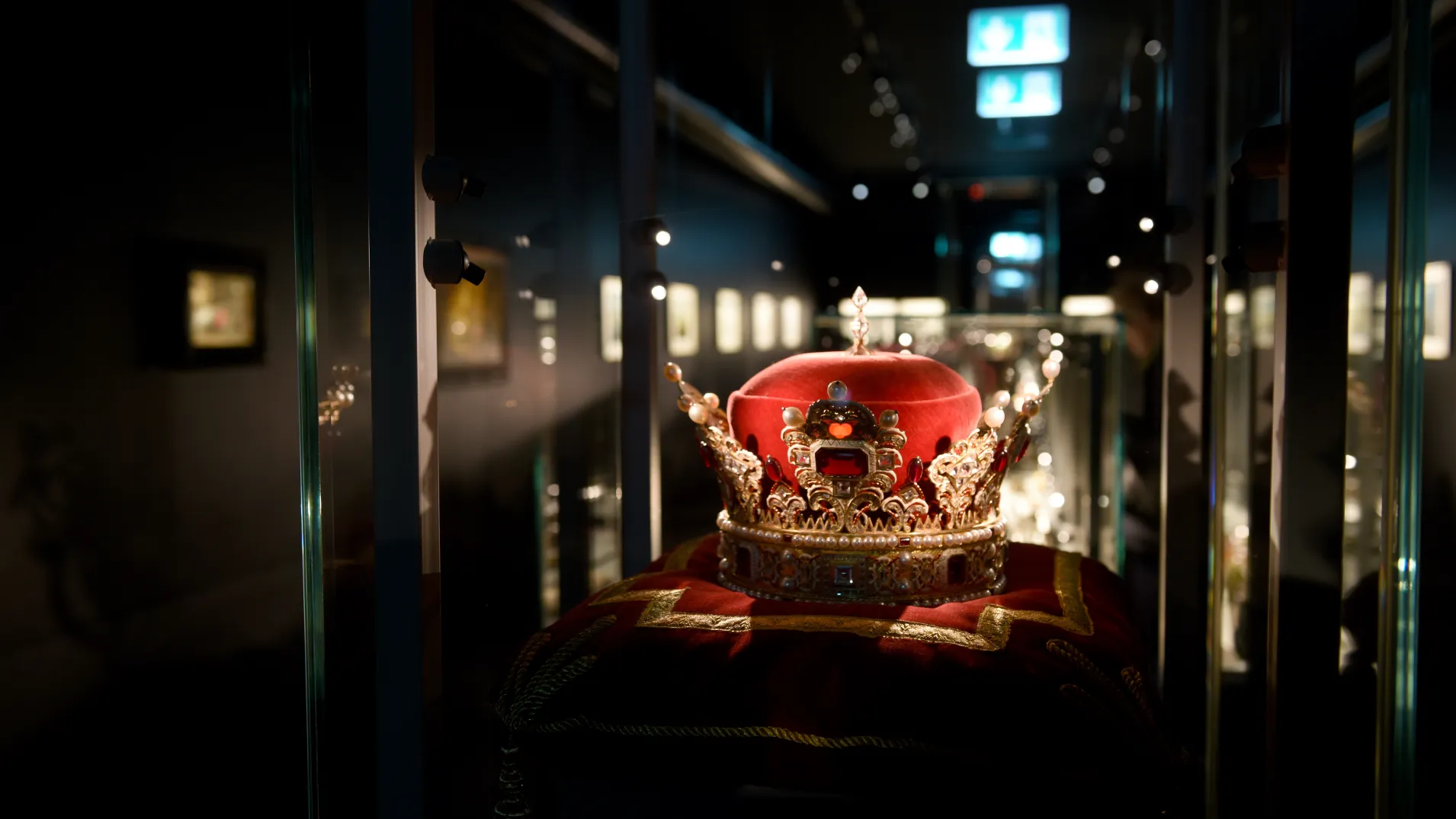 Historische Fürstenhaube als königliches Exponat im Liechtensteinischen LandesMuseum in Vaduz