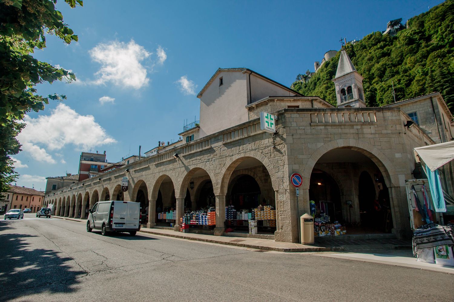 Romantische Gasse in der Altstadt von San Marino.