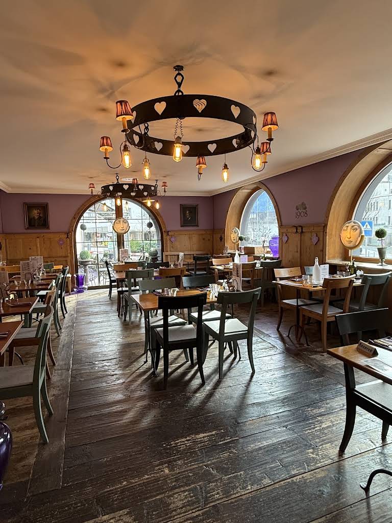 Außenansicht des Restaurant Adler mit Gartenbereich und Terrasse.