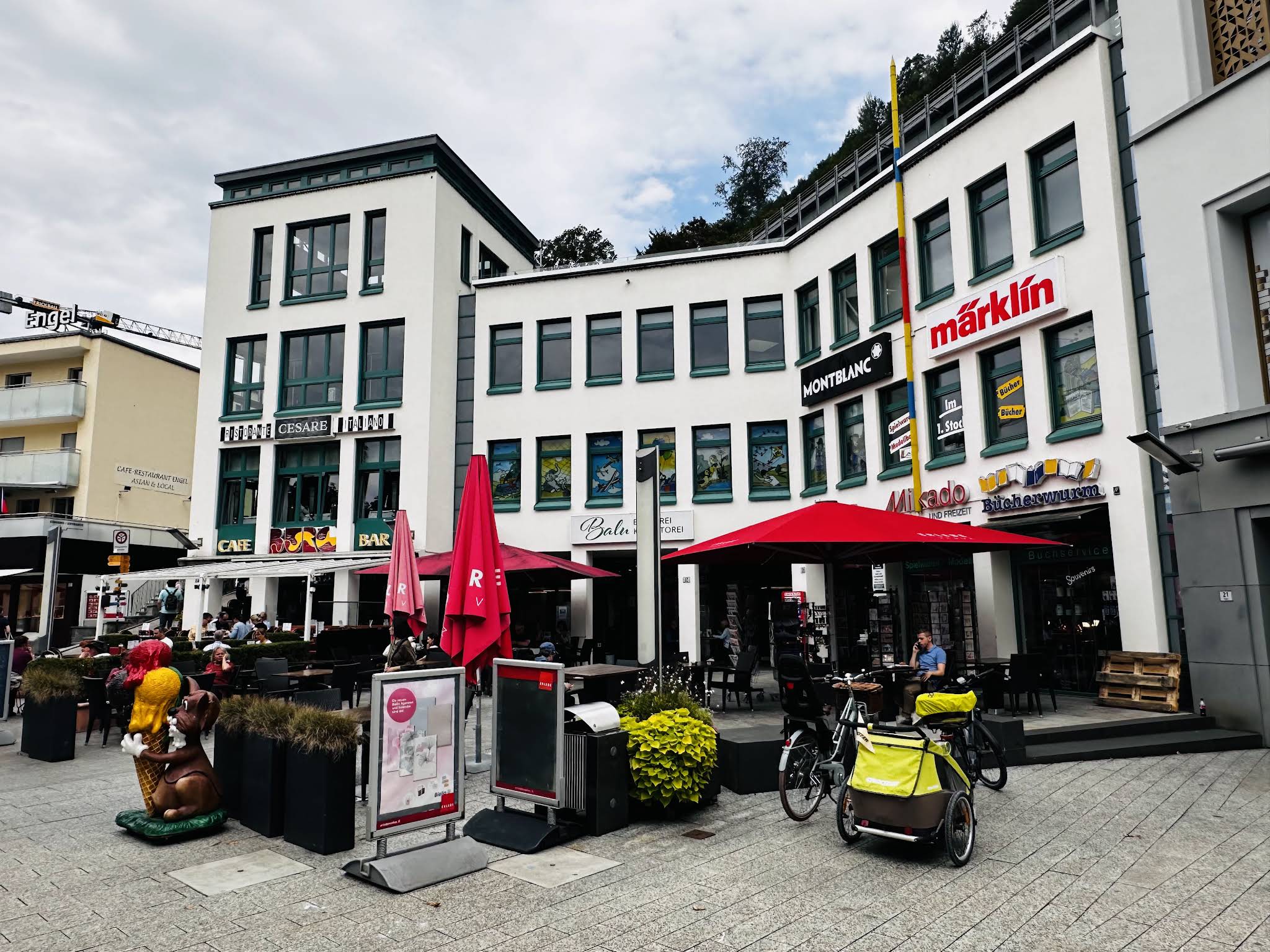 Gemütliches Café in Liechtenstein mit Blick auf die Alpen – ideal zum Entspannen und Genießen lokaler Spezialitäten