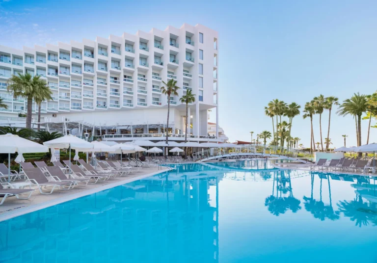Leonardo Crystal Cove -Adults-Only-Hotel Leonardo Crystal Cove mit Infinity-Pool