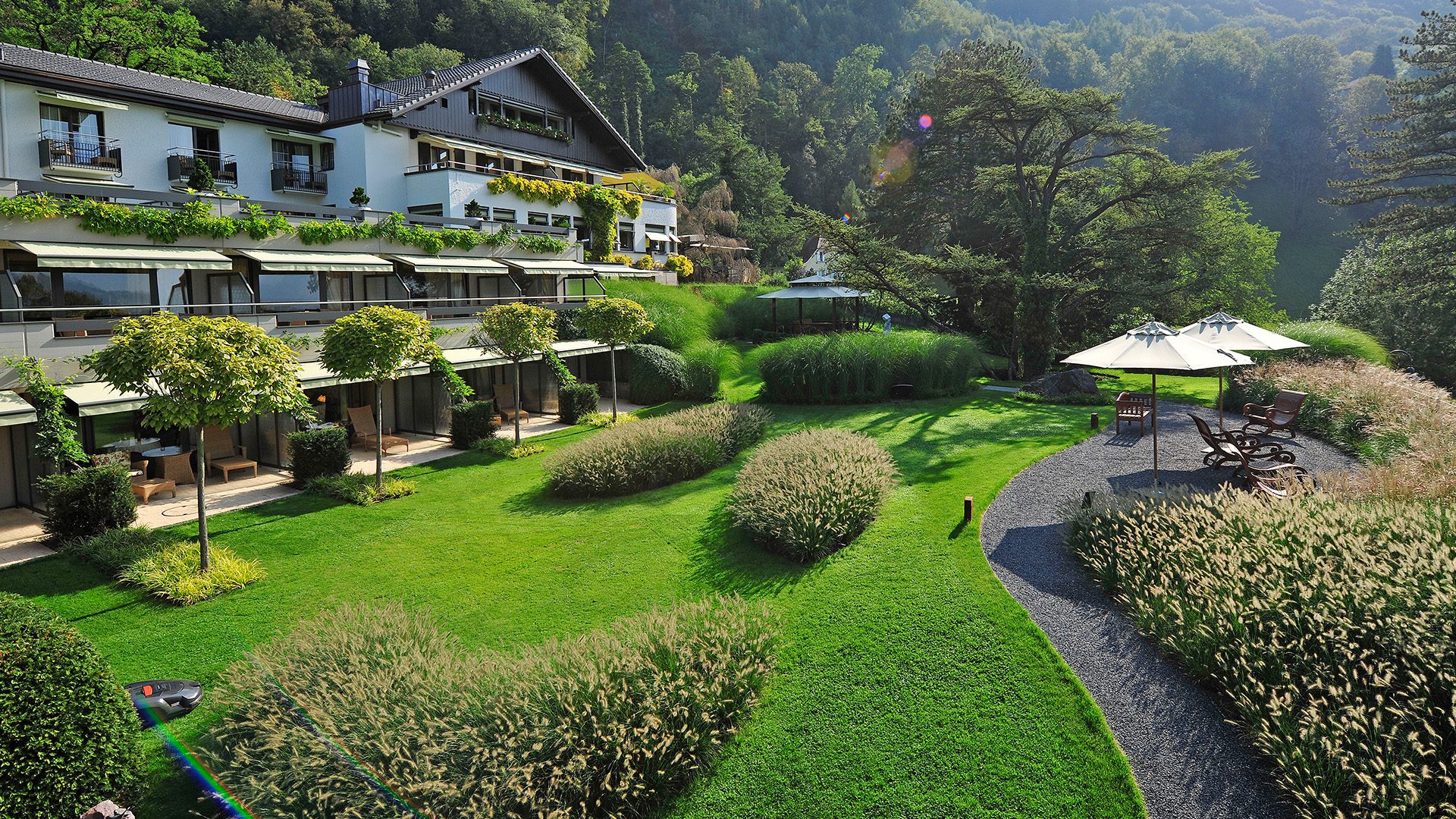 Elegantes Restaurant Marée mit Panoramablick auf die Alpen und die Stadt Vaduz.
