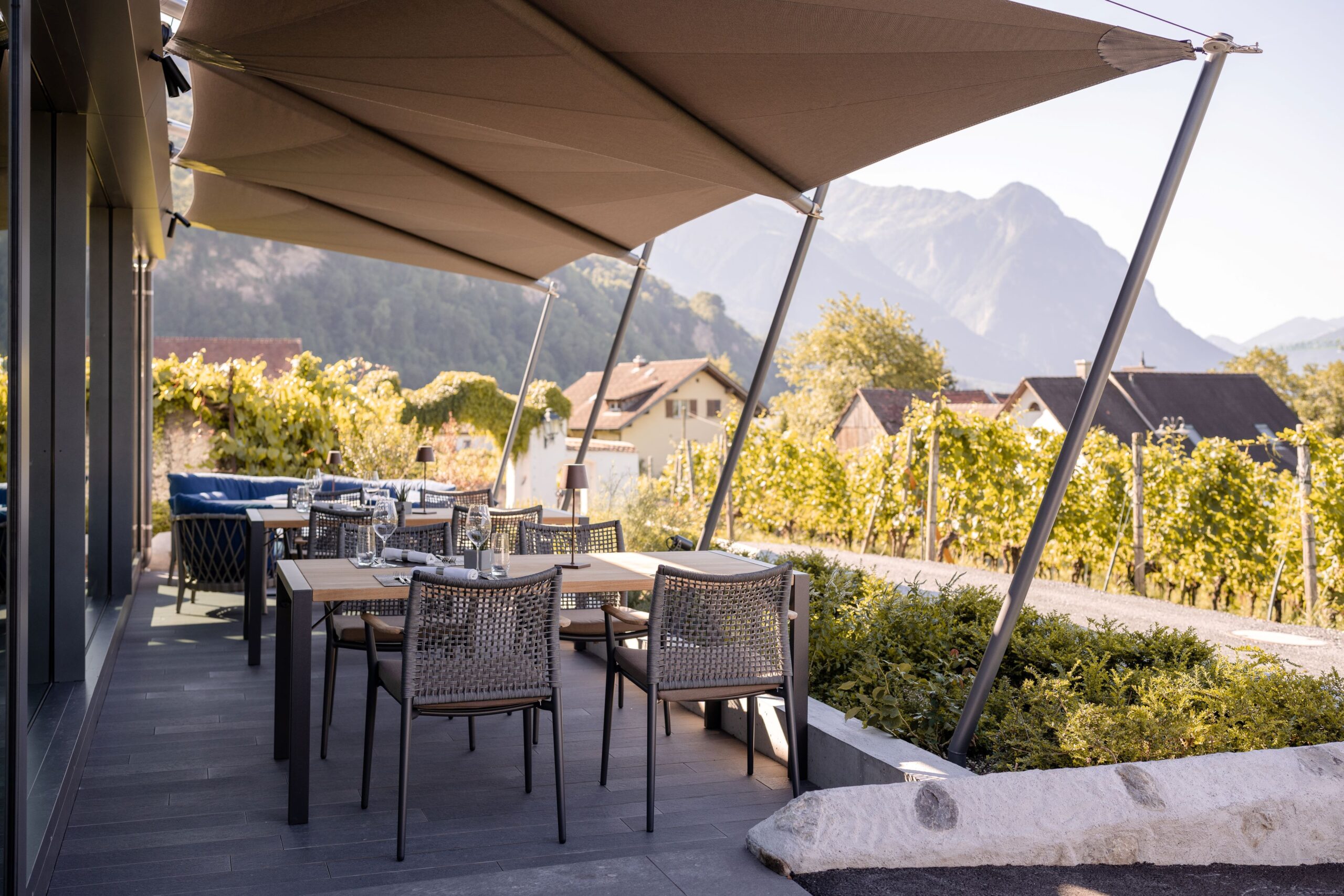 Michelin-Stern-Restaurant Torkel in einem mittelalterlichen Gebäude, umgeben von Weinreben.