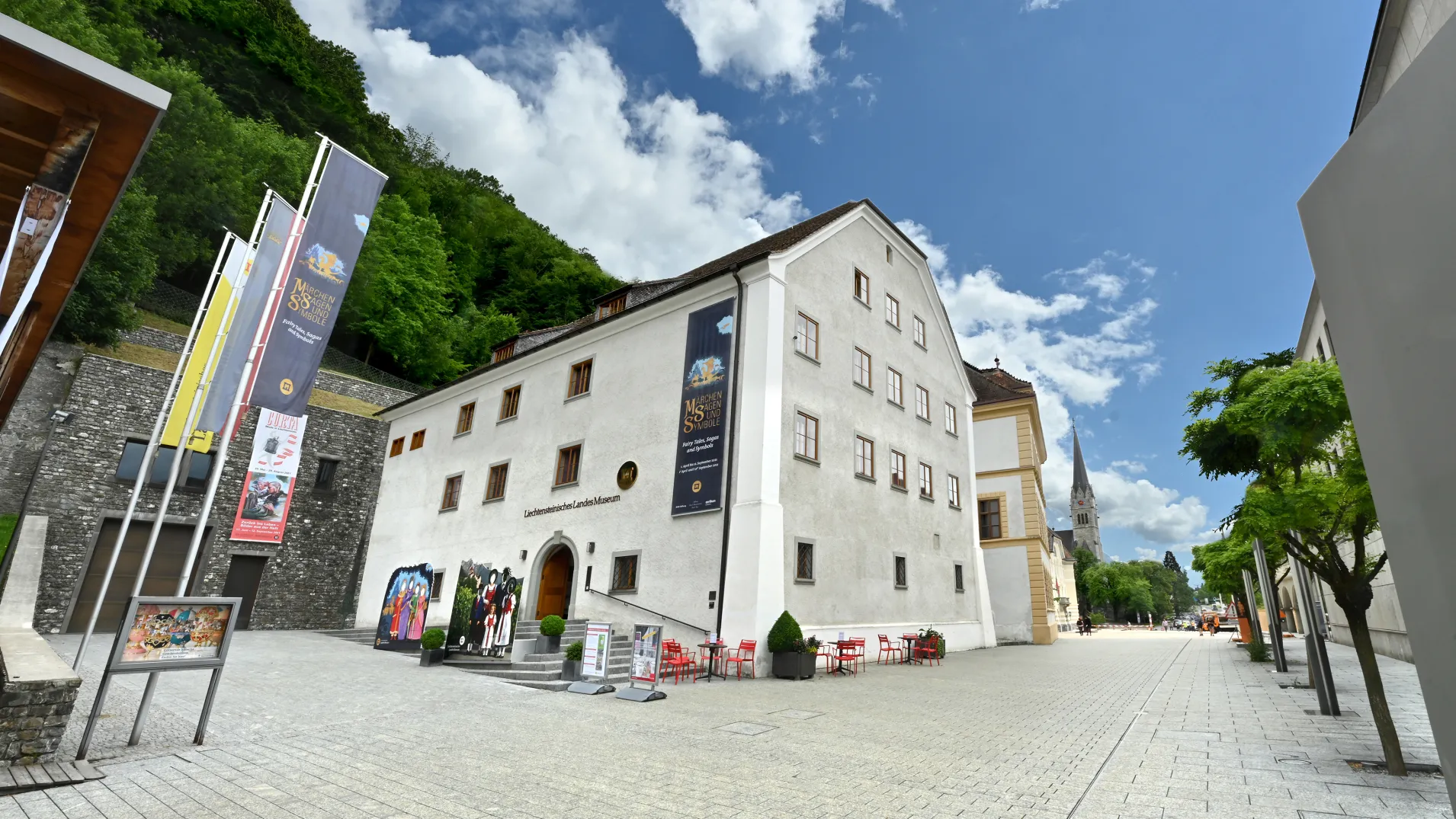 Fassade des Liechtensteinischen LandesMuseums in Vaduz – Geschichte und Kultur des Fürstentums